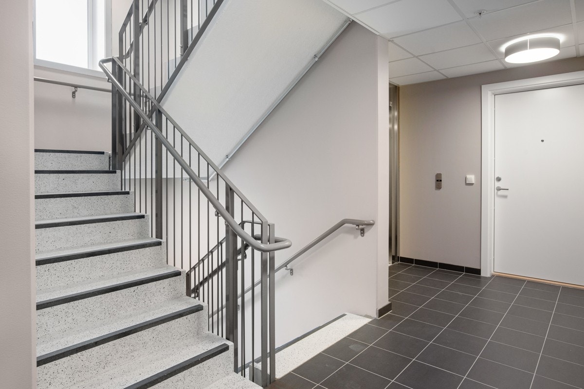Trappegang. Det er heis i bygget Galleribilde