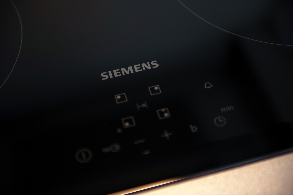 Kjøkkenet er utstyrt med integrerte hvitevarer fra Siemens Galleribilde