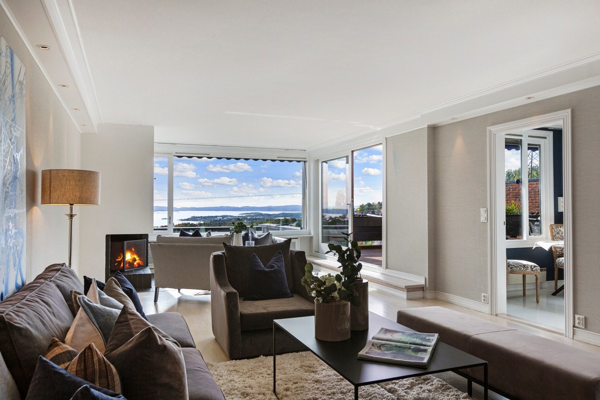 Stuen har store vindusflater mot syd som gir godt med naturlig lys, og en peis gir lun og god stemning til rommet. Galleribilde