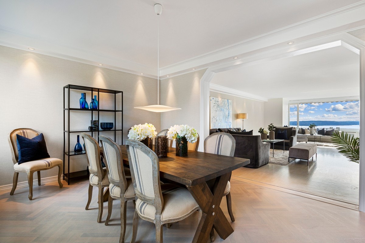 Spisestuen er også nyoppusset i 2020 med bl.a. ny lekker tapet og nyslipt fiskebensparkett. Galleribilde