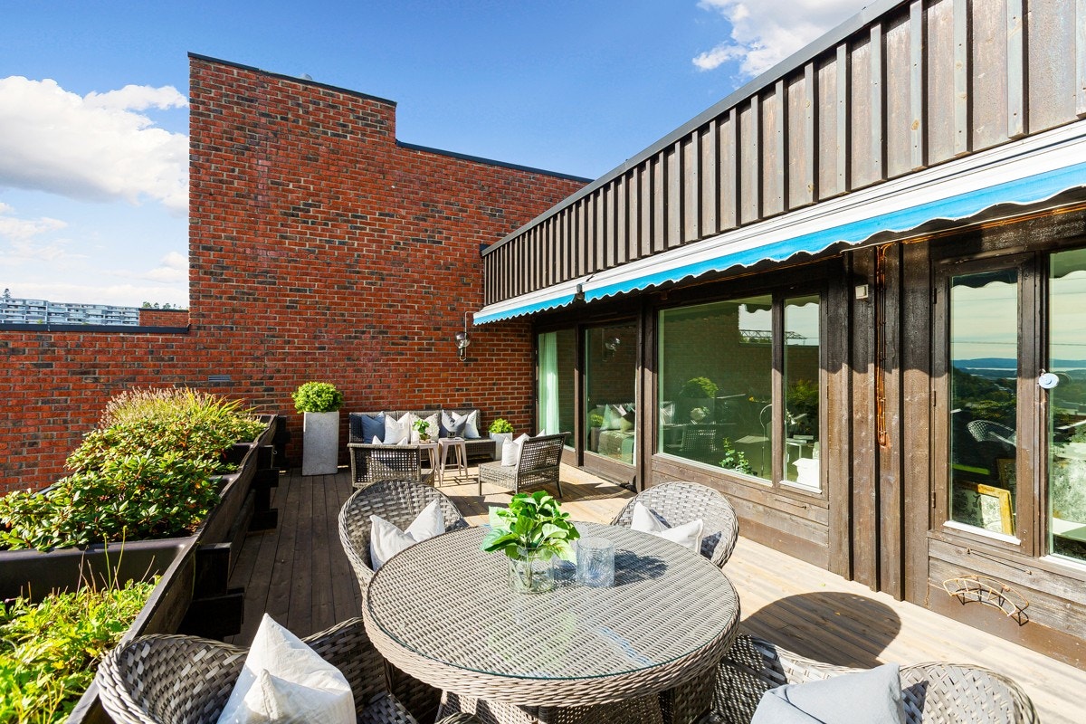 Skyvedøren inn til hovedsoverommet ligger usjenert innerst i det ene hjørnet av terrassen. Galleribilde