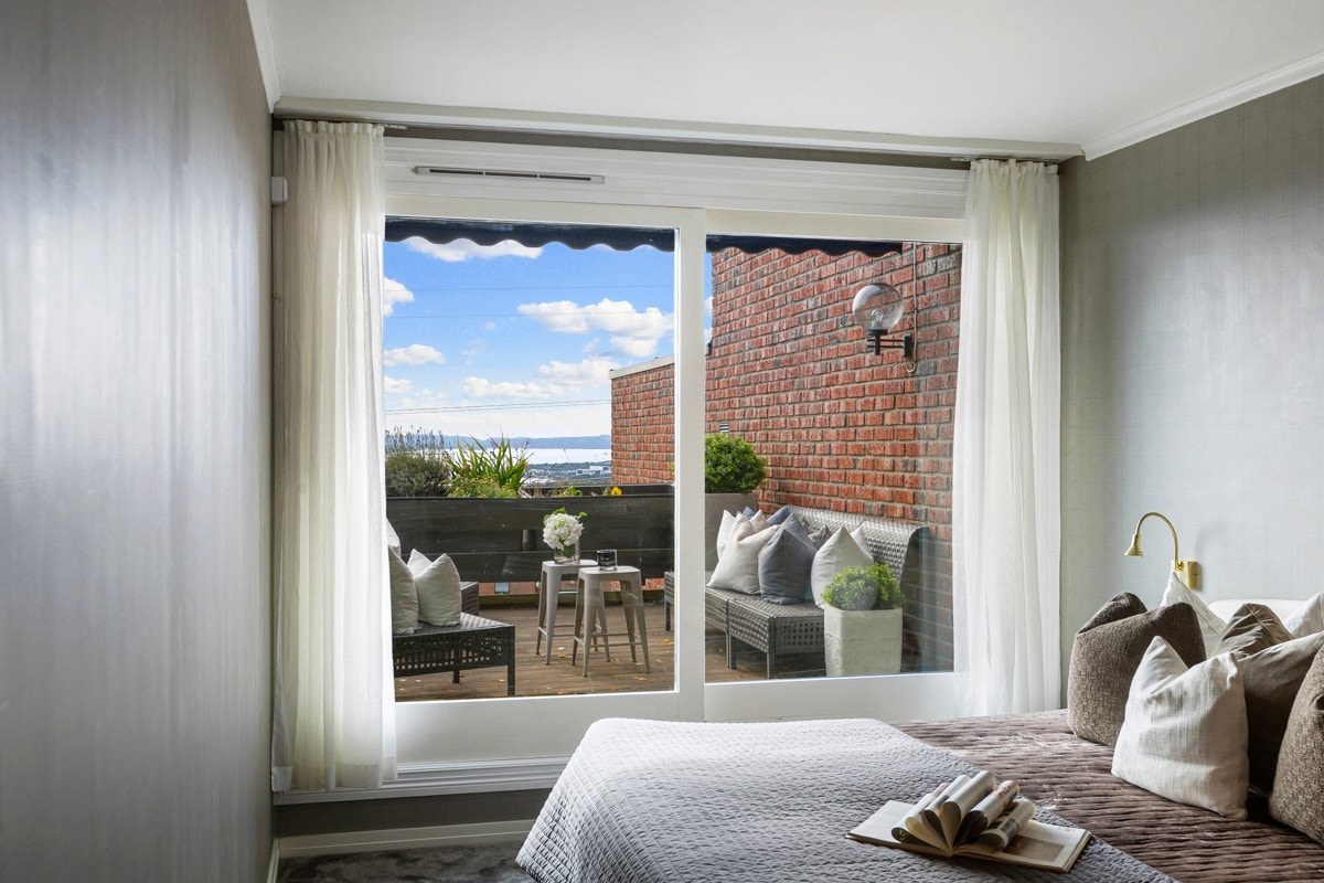 Leiligheten har et romslig hovedsoverom med direkte utgang til terrassen. Galleribilde