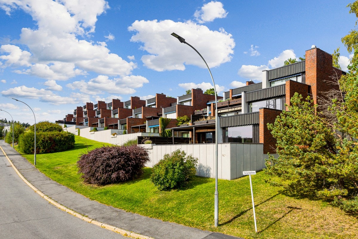 Eiendommen ligger i et svært attraktivt boligområde på Montebello i Oslo med kort vei inn til sentrum. Nærområdet på Montebello er svært veletablert med store, velstelte grøntarealer mellom bebyggelsen, noe som gir en åpen og fri følelse. Galleribilde