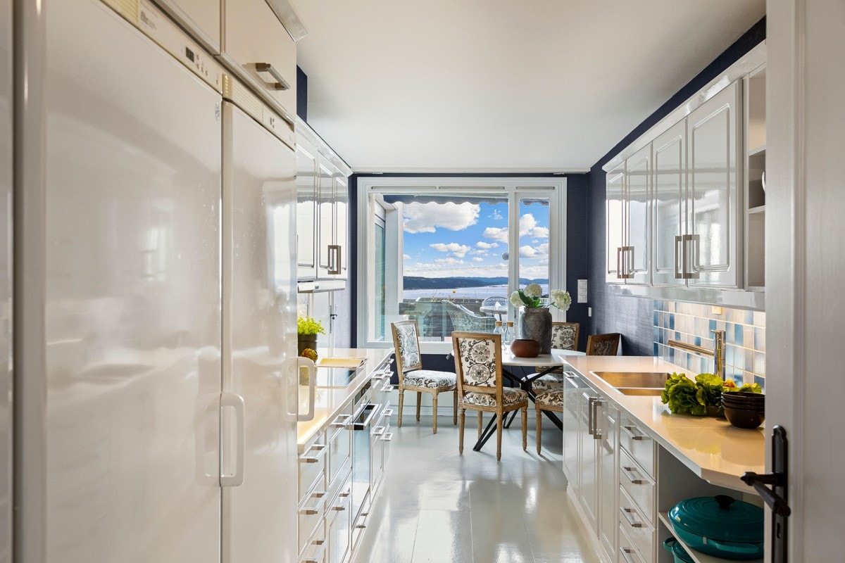 Kjøkkenet ligger i boligens 2. etasje, og fremstår som trivelig med spiseplass og fantastisk utsikt mot fjorden! Galleribilde