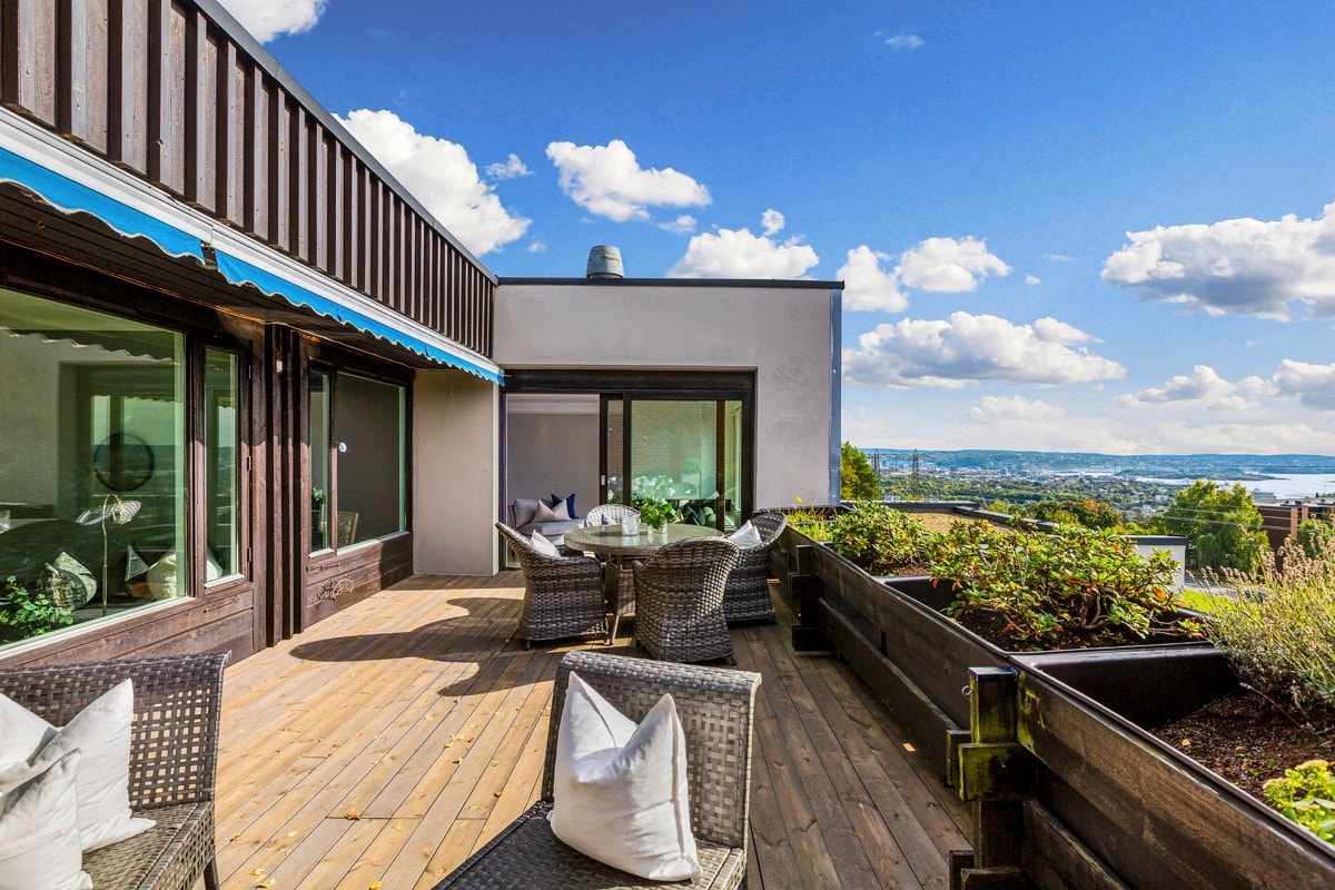 Terrassen er på 29 kvm og har god plass til flere sittegrupper. Det er lagt nye terrassebord fra Kebony i 2020. I tillegg har terrassen elektrisk markise og utebelysning. Galleribilde