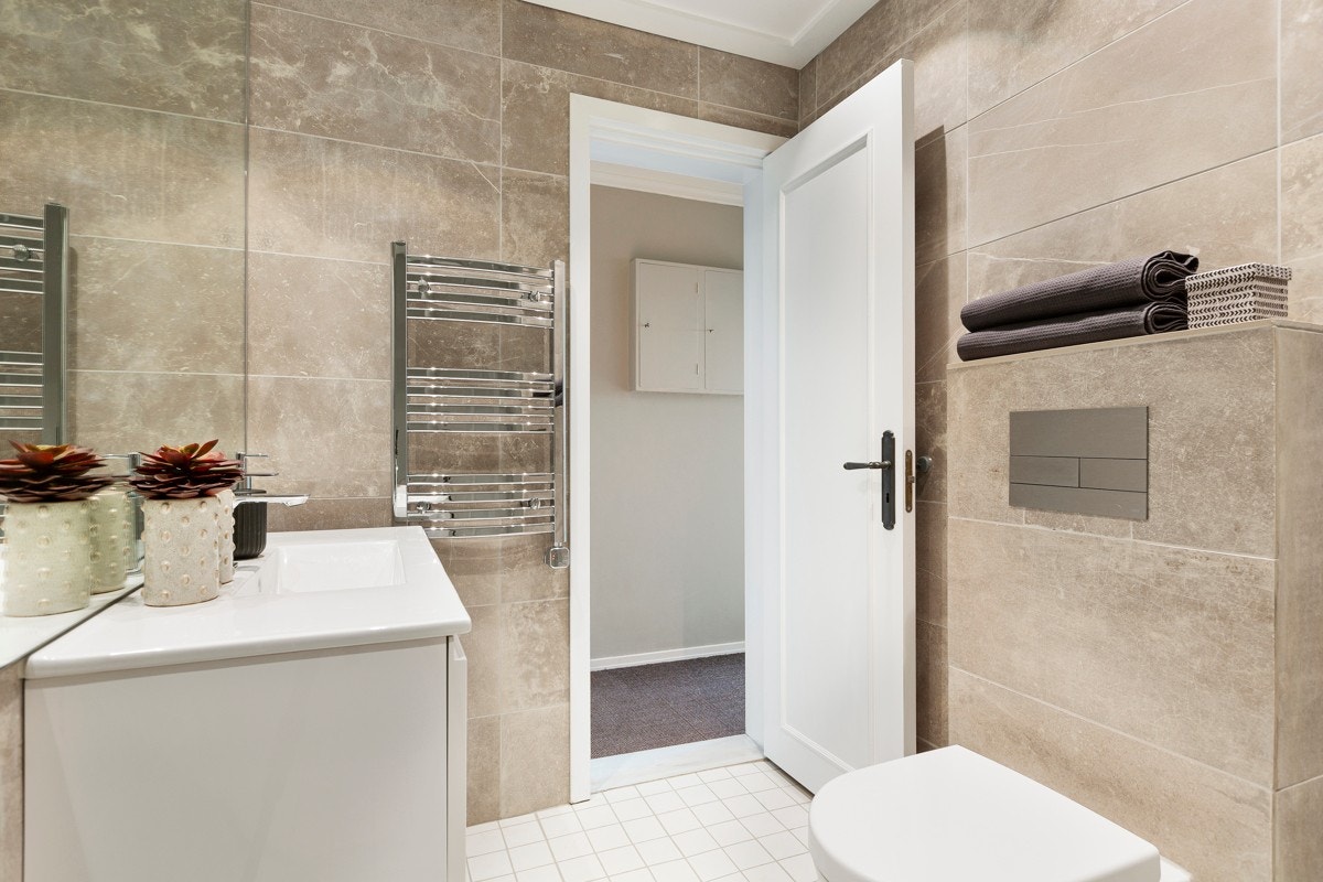 Badet er lekkert oppusset i 2020 med delikate fliser og innredninger. Galleribilde