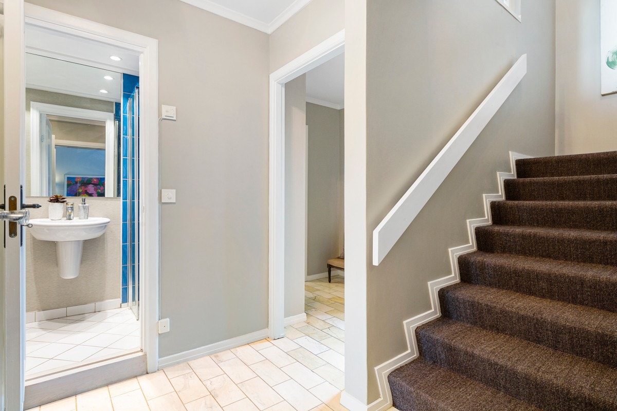 Entréen i 1. etasje gir et godt førsteinntrykk av boligen, og er innredet med marmorfliser på gulv og glatte, malte veggflater. Galleribilde