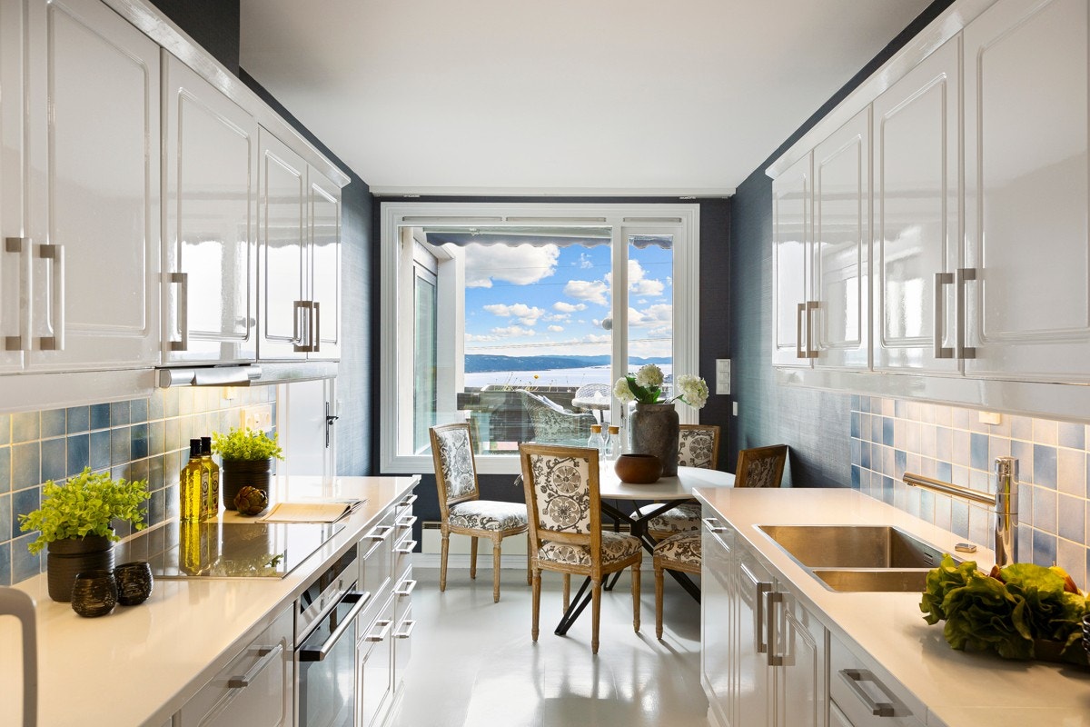 Innredningen er fra 1987, men er jevnlig oppgradert senere år. Innredningen har lakkerte, profilerte skapfronter, hvor frontene ble sprøytelakkert og fikk nye håndtak i 2014. Galleribilde