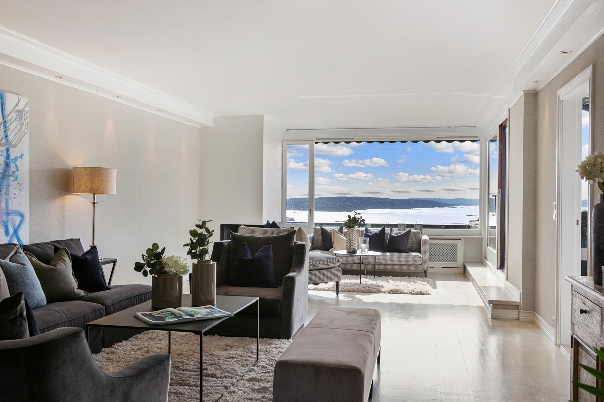 Stuen er oppusset i 2020 med bl.a. ny lekker tapet på vegg. Galleribilde