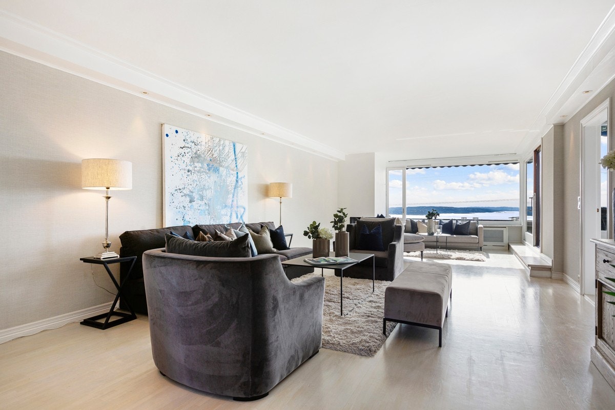 I tillegg har stuen elegant belysning i profilerte kasser med lys regulering. Galleribilde