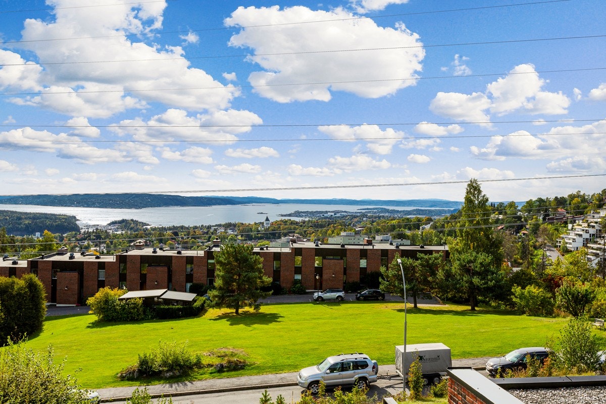 Populære friområder som Mærradalen og Husebyskogen, med turstier og lysløyper, ligger også rett i nærheten. Området er forøvrig et eldorado for hundeeiere! Galleribilde