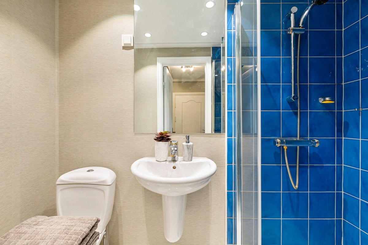 Badet i 1. etasje ble ifølge eier rehabilitert i 2006 og oppgradert i 2020. Badet inneholder wc, servant, stort speil, LED downlights og dusjnisje med glassvegg og glassdør. Galleribilde