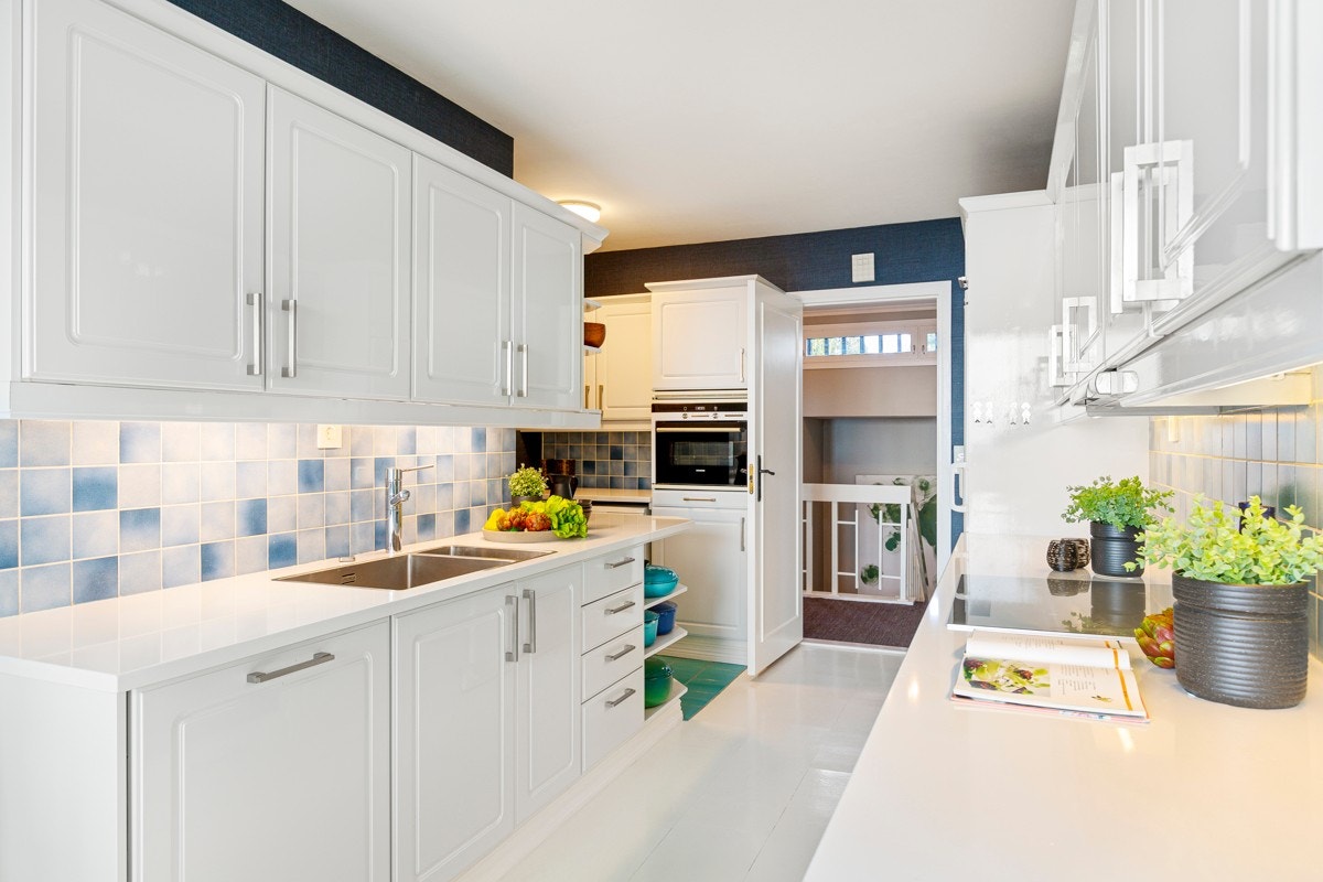 Kjøkkenet har også en egen sone med opplegg for vaskemaskin og tørketrommel. Galleribilde