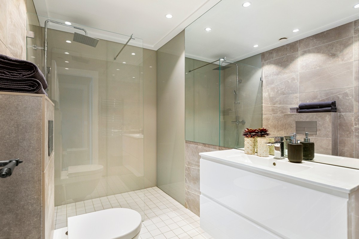 Leiligheten har 2 bad. Det største badet ligger i 2. etasje i tilknytning til soverommene. Galleribilde