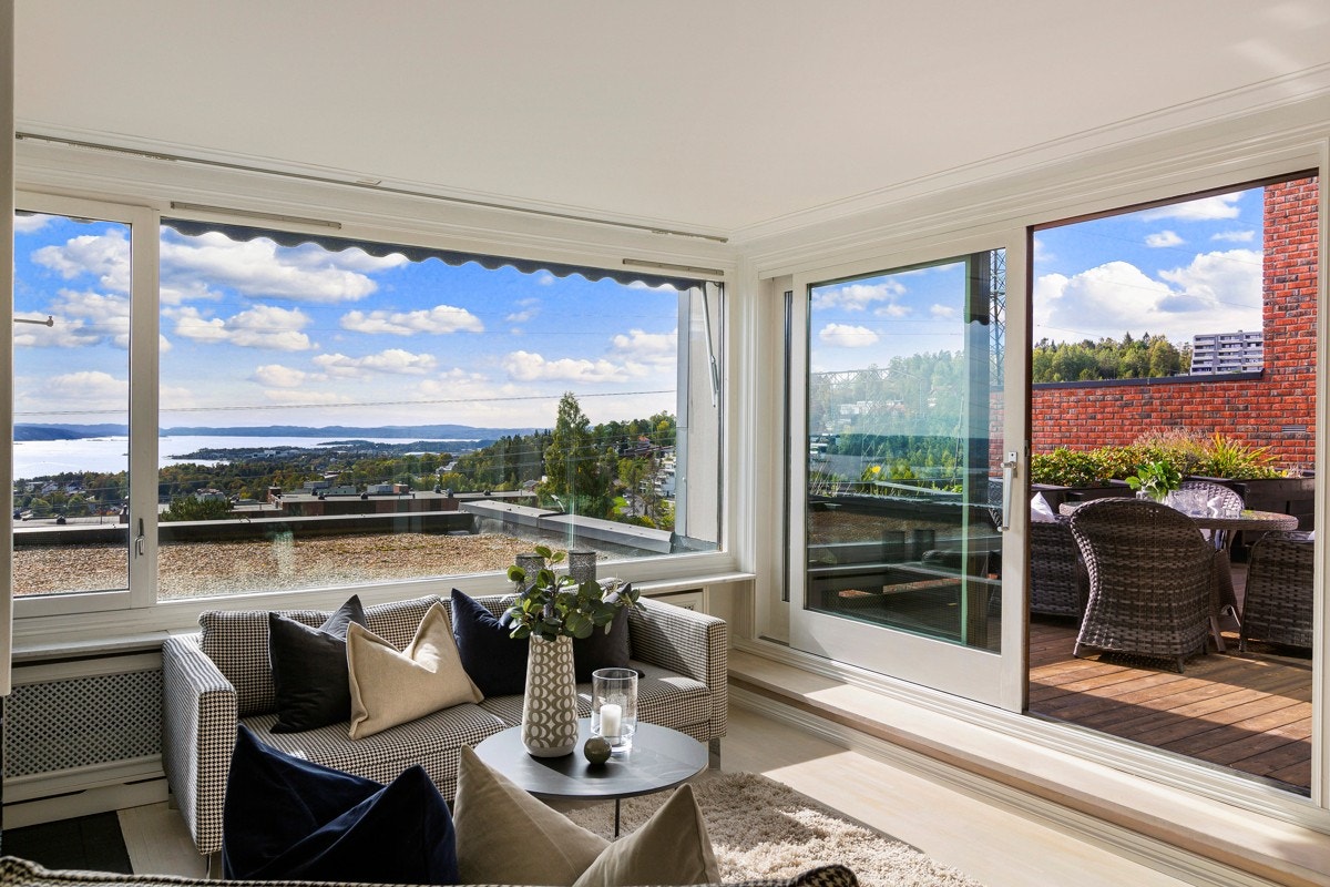 Det er utgang til terrassen fra både stuen og hovedsoverommet. Det er skyvedør ut til den solfylte terrassen fra hovedstuen, - en flott løsning som knytter uterom og innerom sammen på finværsdagene. Galleribilde