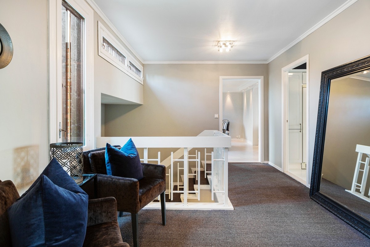 Innbydende hall/trapperom i 2. etasje med nylagt teppe på gulv (2020). Galleribilde