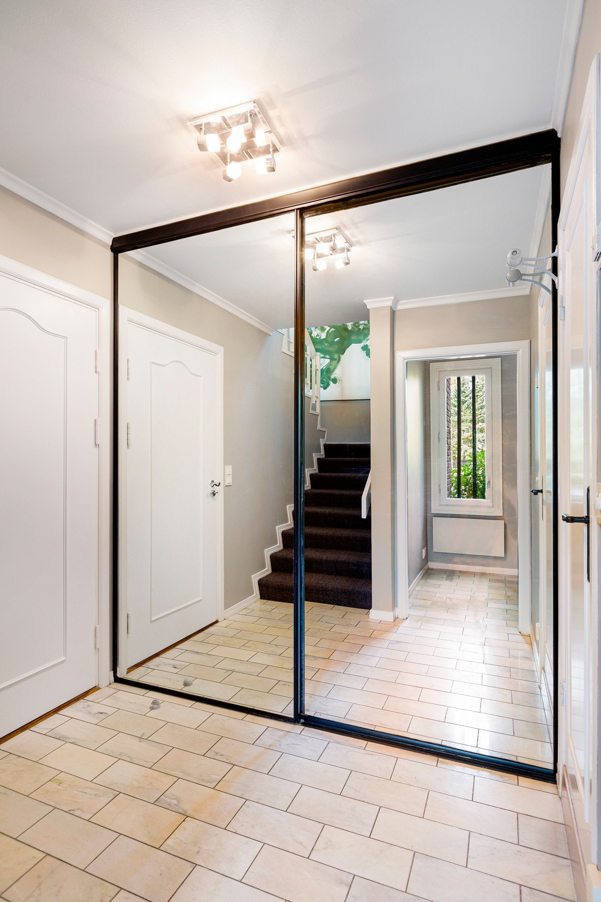 Skyvedørsgarderobe i entréen. Galleribilde