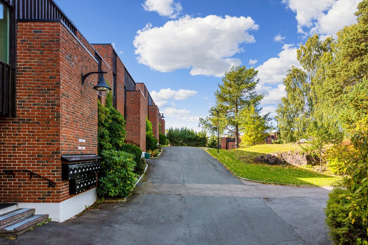 Det er enkel parkering på felles parkeringsplass på sameiets tomt. Parkeringsplassen ligger nesten rett ved felles inngangsparti. Galleribilde