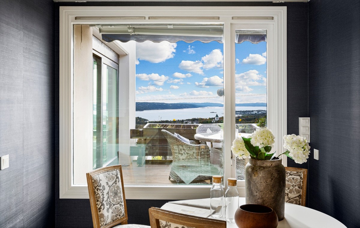 Et hyggelig spisebord får plass ved vinduene, der man kan nyte solen og fantastisk utsikt mot fjorden. Galleribilde