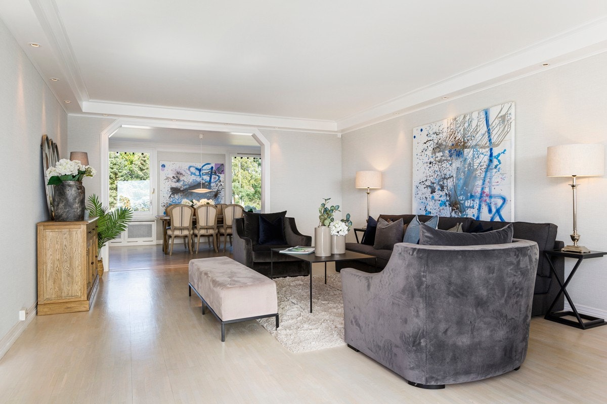 Spisestuen ligger innenfor stuen. Stuene er gjennomgående, noe som gir godt med naturlig lys til rommene. Galleribilde