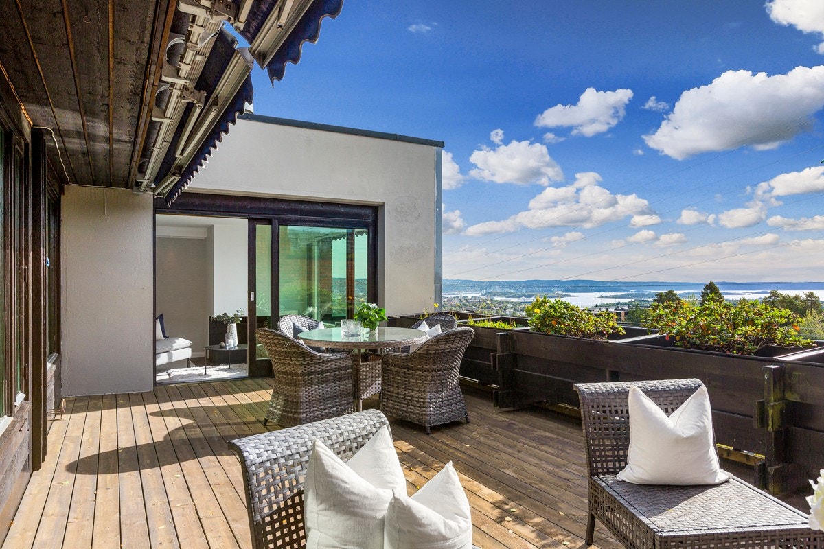 Velkommen til Torjusbakken 20F - en lys og gjenomgående selveierleilighet med spektakulær utsikt og sydvendt terrasse med nydelige solforhold! Galleribilde