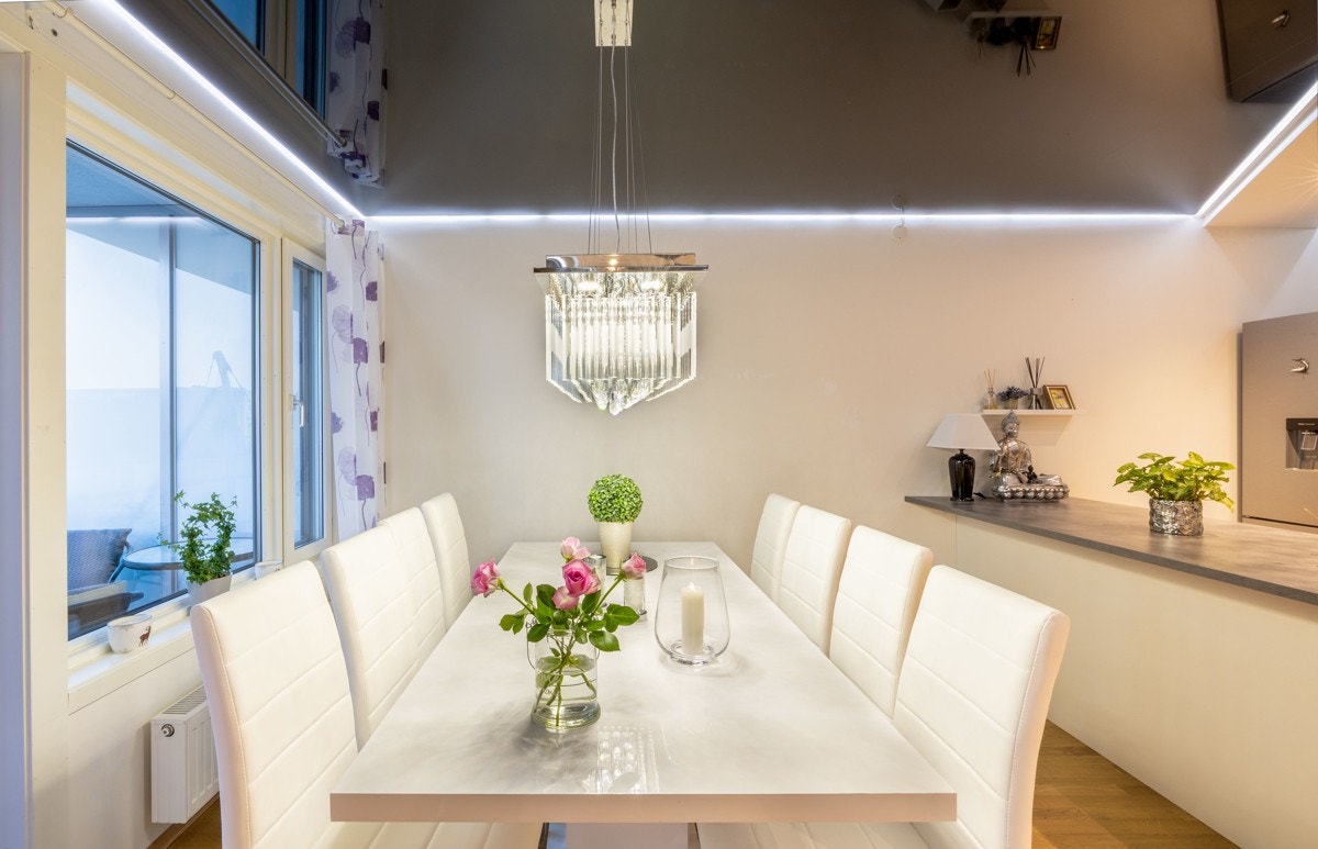 Leiligheten fremstår med særpreg, og byr på lekre detaljer i form av strekkhimling i høyglans med lavtbyggende el-spotter. Galleribilde