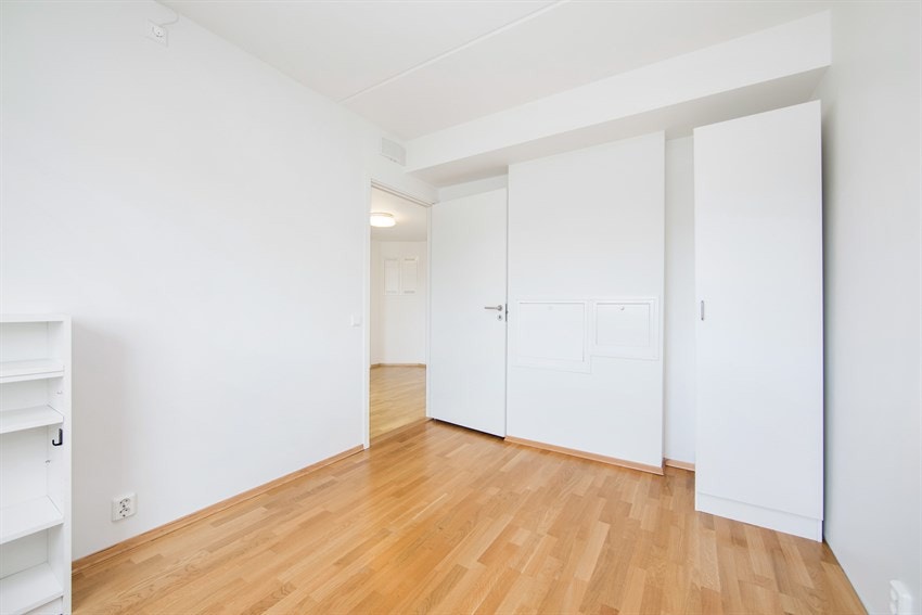 Det er garderobeskap på ett soverom og i entreen, og leiligheten disponerer to lagringsboder - én på ca. 5 kvm i kjelleren og én på ca. 3 kvm i andre etasje. Galleribilde