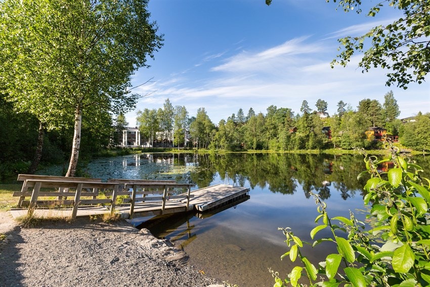 Langvannet ligger i gangavstand og byr blant annet på fin, langgrunn badeplass sommerstid. Galleribilde