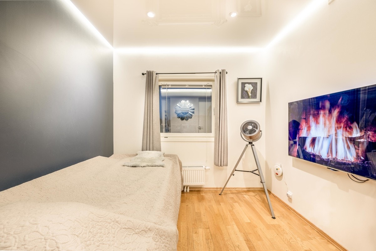 Soverommene har parkett på gulvet, rommet har montert strekkhimling i hvit høyglans, samt downlights og ledstrips i overgangene. Galleribilde