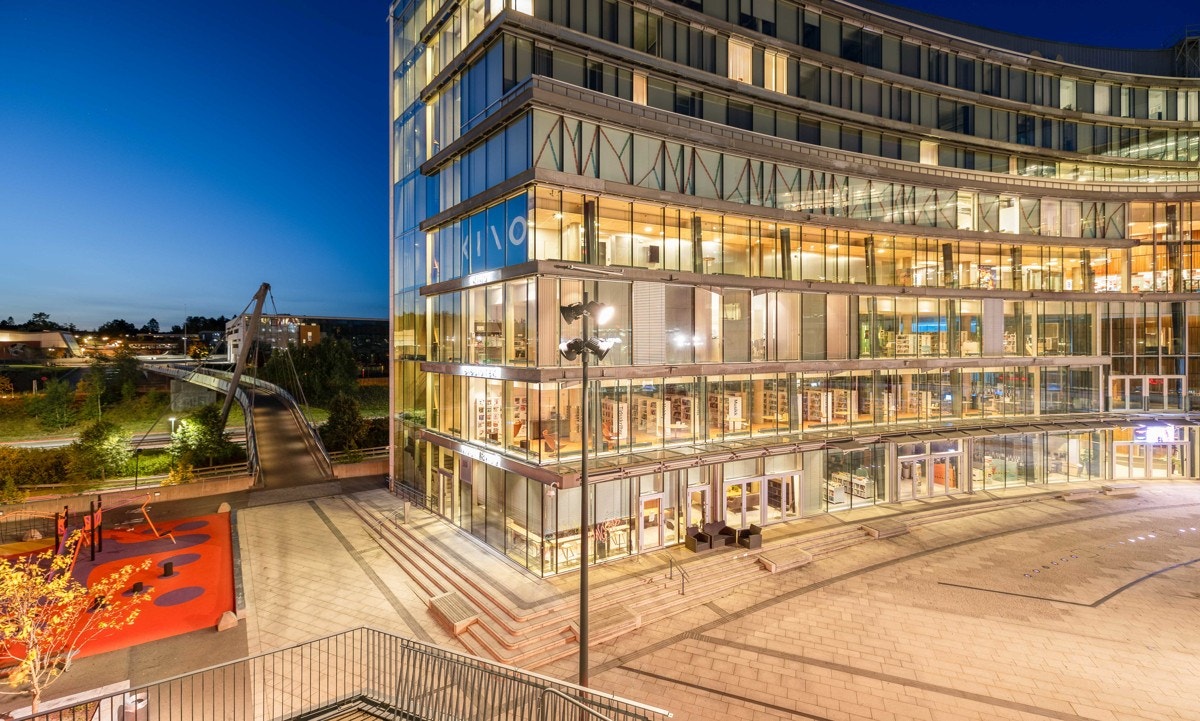 Bibliotekgata 12 ligger midt i hjertet av Lørenskog sentrum. Her har du tøffelavstand til Metro Senter og Lørenskog Hus, samt et godt kollektivtilbud rett utenfor dørstokken. Galleribilde