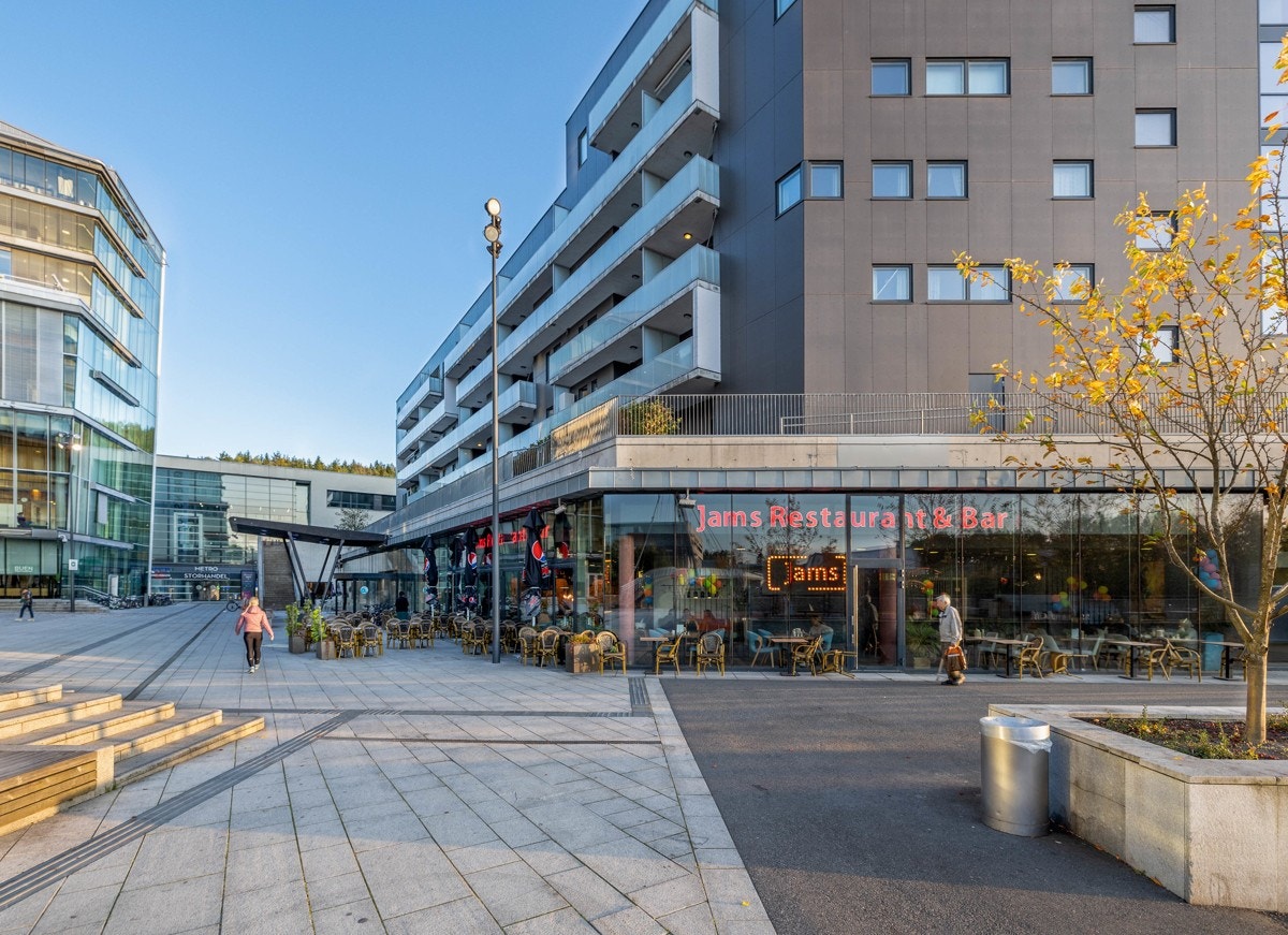 I tillegg finner du blant annet restaurant, tapasbar, kino, bibliotek, helsetjeneste og konserter på Festplassen. Galleribilde