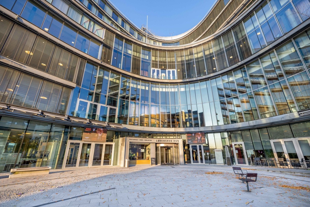 Bibliotekgata 12 ligger midt i hjertet av Lørenskog sentrum. Her har du tøffelavstand til Metro Senter og Lørenskog Hus (kulturhus), samt et godt kollektivtilbud rett utenfor dørstokken Galleribilde