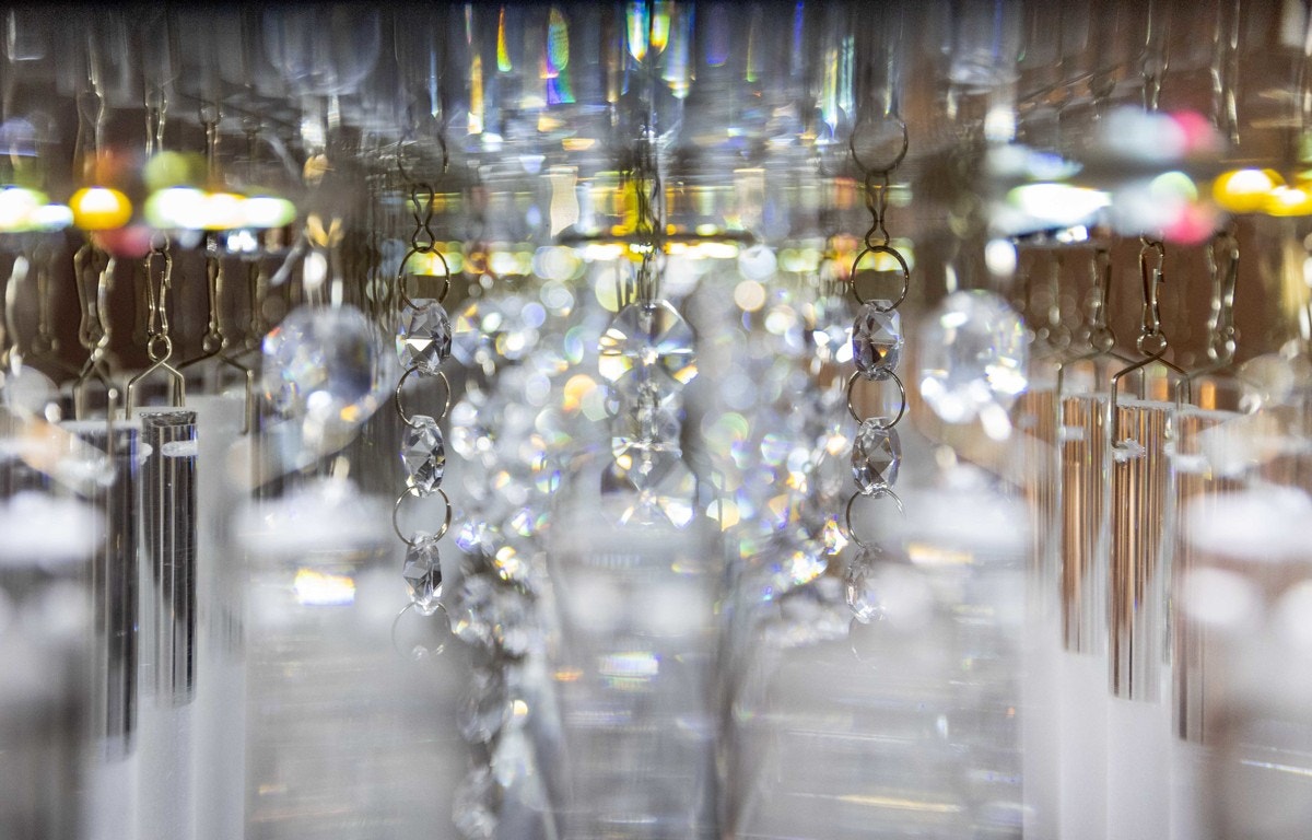 Både krystallampen og led-belysning i flere rom kan dimmes i ulike farger via smarthusløsning som styres via SG app. Galleribilde