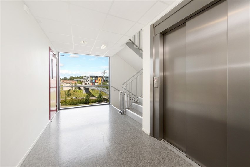 Boligen har adkomst via felles heis og trappeoppgang. Det er tilgang til to heis i bygget. Galleribilde