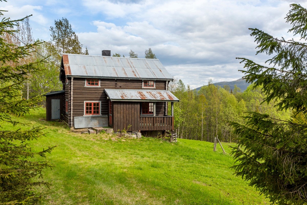 Bebyggelsen er fra 1900-tallet, påbygget ca 1970 Galleribilde