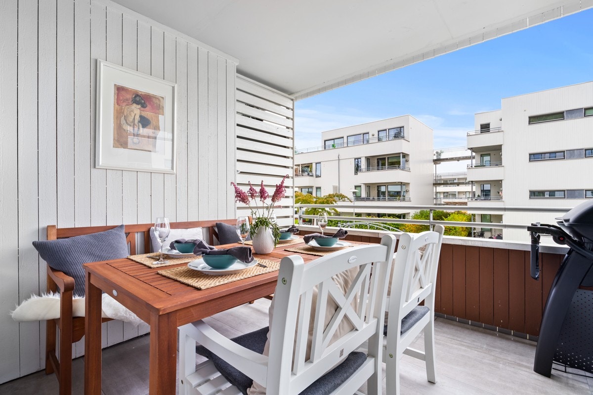 Overbygget og usjenert sørvendt balkong Galleribilde