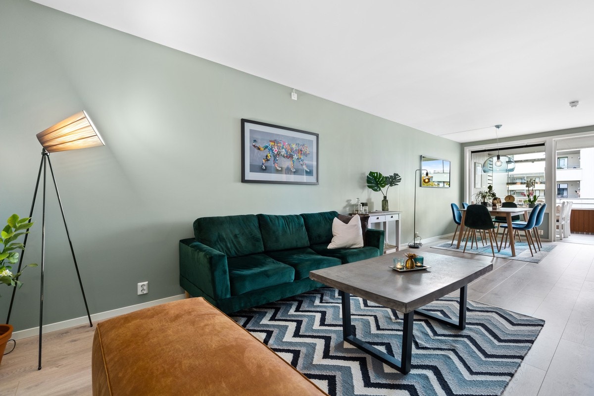 Leiligheten er gjennomgående og har store vinduer som gir godt med naturlig lys Galleribilde