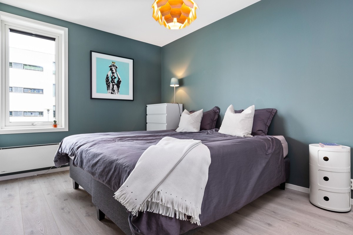 Romslig hovedsoverom med god skapplass Galleribilde