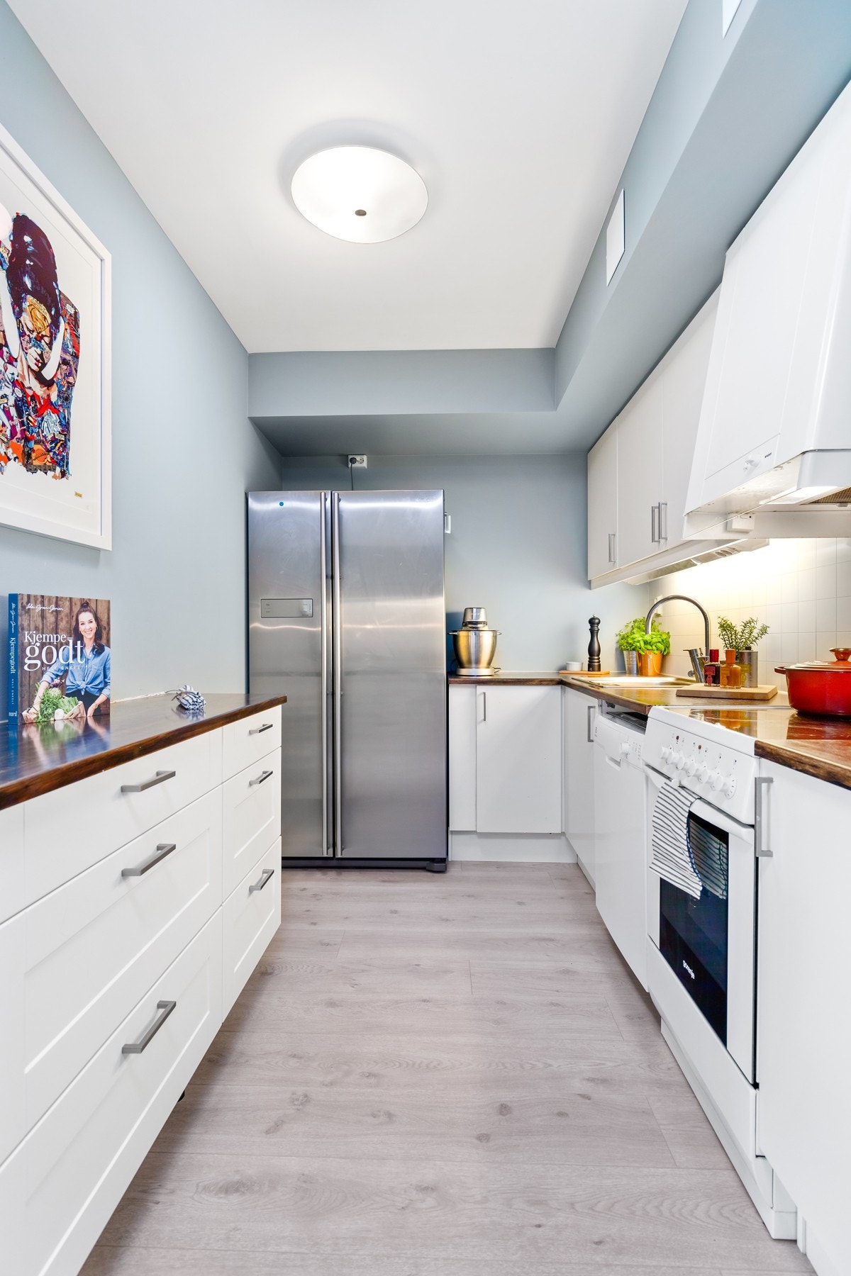 Godt utstyrt kjøkken med god benkeplass Galleribilde