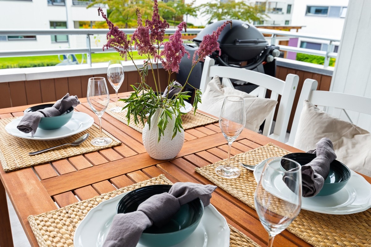 Her kan det nytes hyggelig middager med familie og venner på fine sommerkvelder Galleribilde