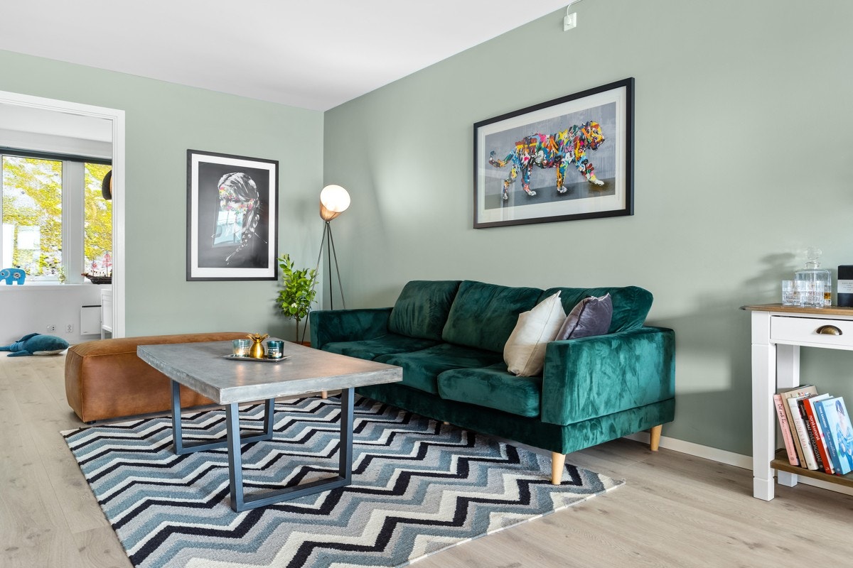 Leiligheten har blitt total overflateoppusset i 2018 med nye gulv og malt opp i delikate farger Galleribilde