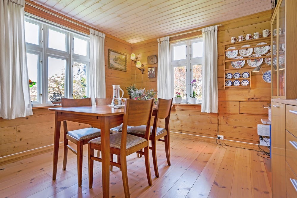 Stuene har store, gode vindusflater hvor en kan la skuldrene senke seg og nyte den flotte utsikten. Galleribilde