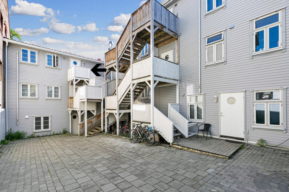 Rolig og pent opparbeidet bakgård - leiligheten ligger i 3. etasje