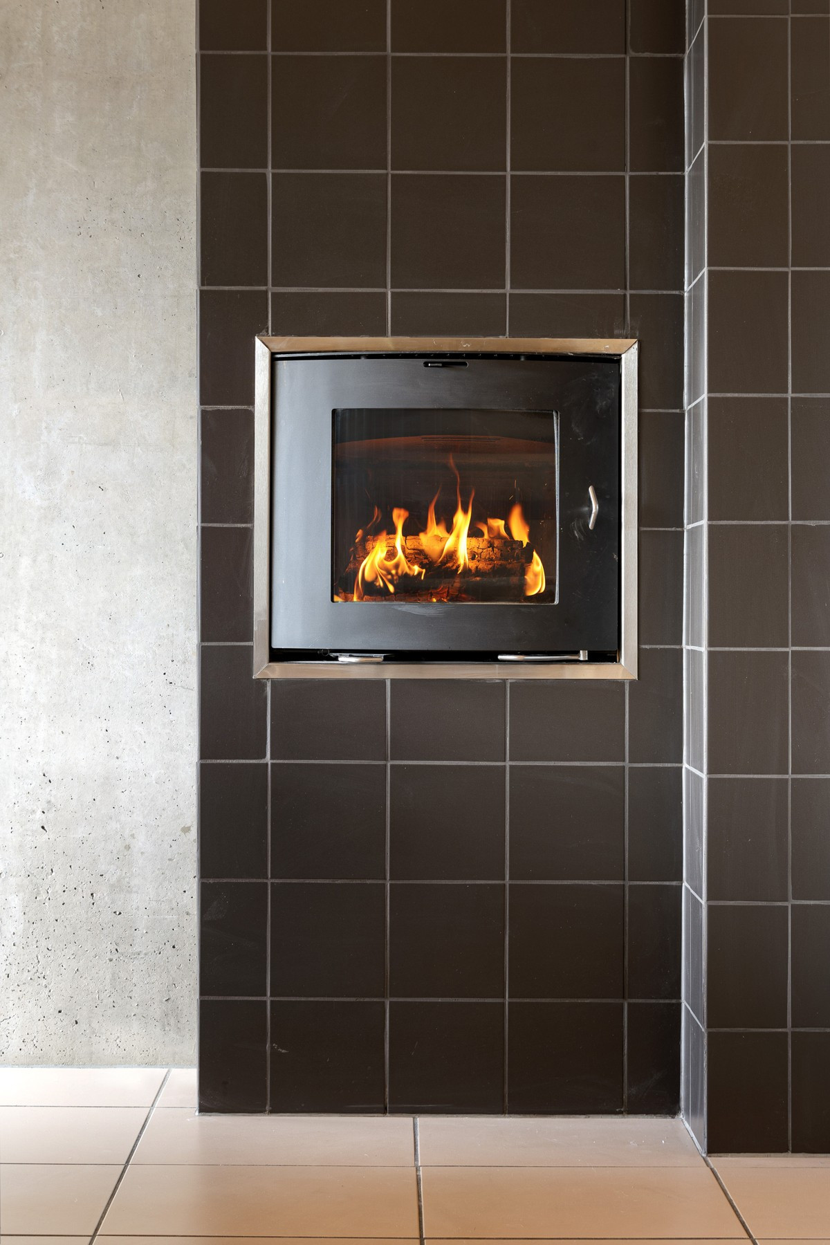 Vedfyring som gir god varme og hygge på mørke vinterdager