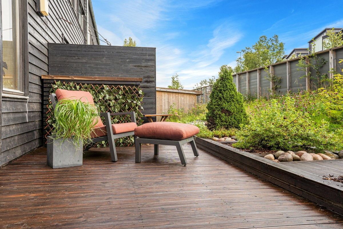 Terrasse med god plass til utemøblement