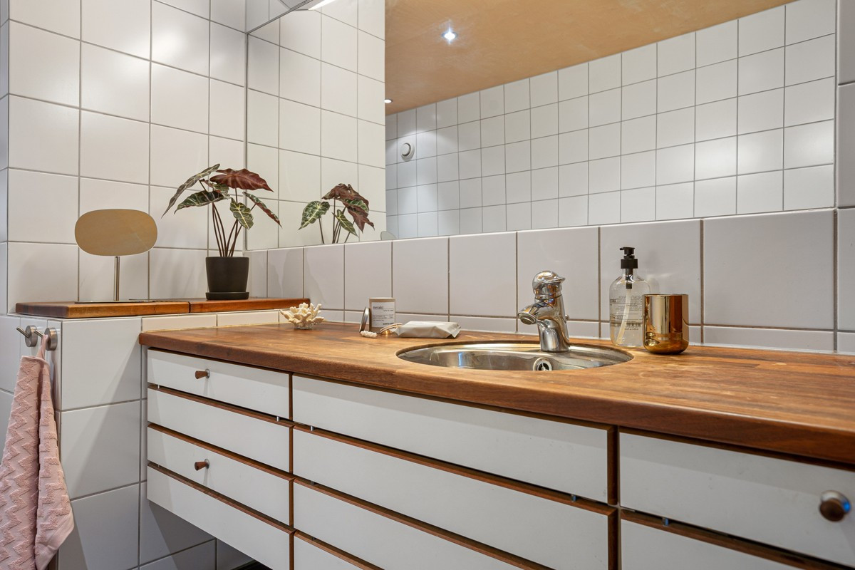 Stor baderomsinnredning med gode oppbevaringsmuligheter
