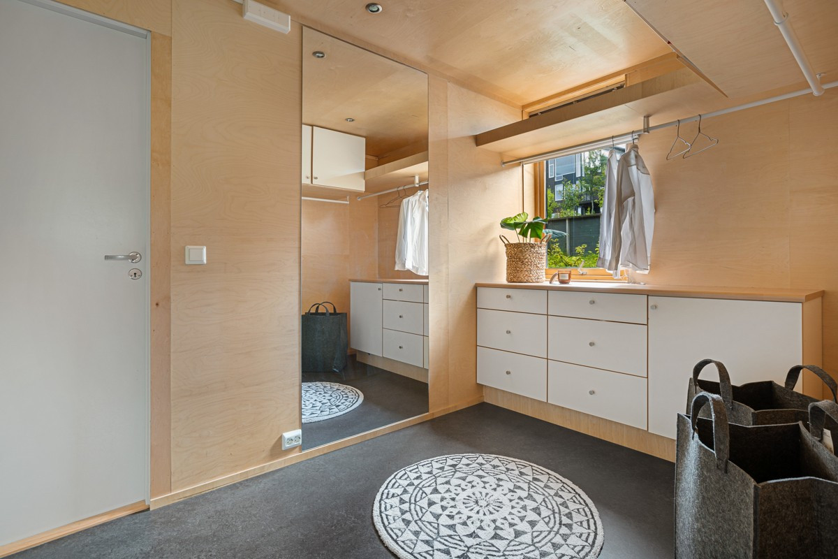 Walk-in closet