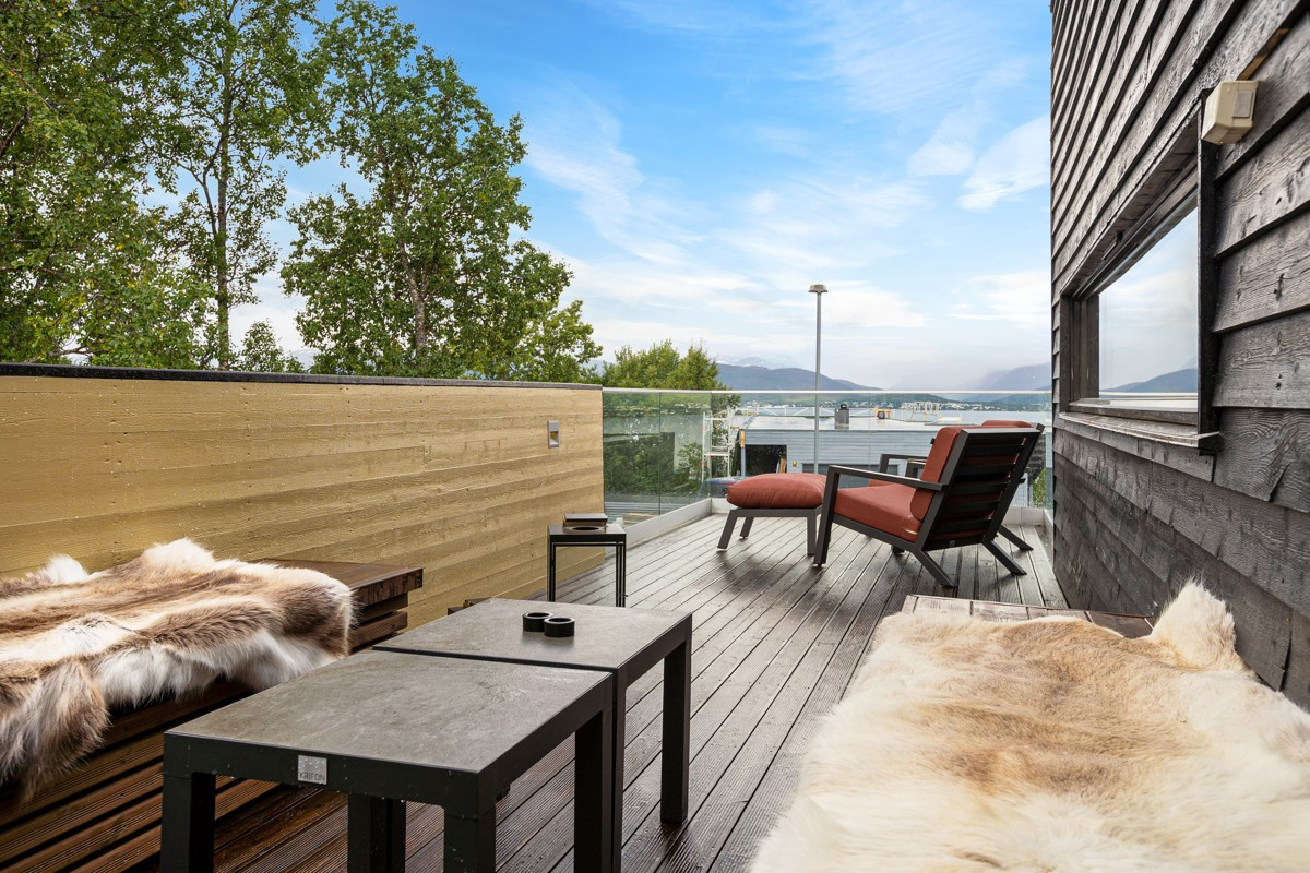 Romslig terrasse med fin utsikt mot Kvaløya og fjellene