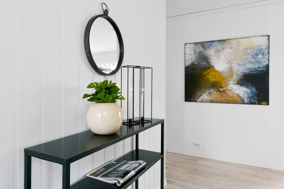 Entreen er representativ for øvrige rom med blant annet smartpanel på vegg, som er malt i en lys og moderne farge. Galleribilde