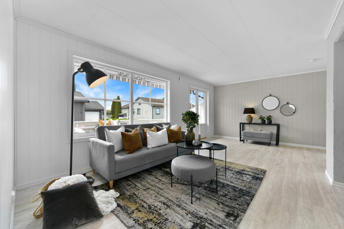 Boligen har en lys og åpen vinkelstue som er delt i to soner. Galleribilde